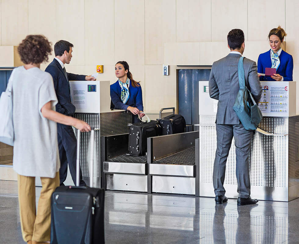 Balance à bagages au comptoir d'enregistrement classique avec personnel